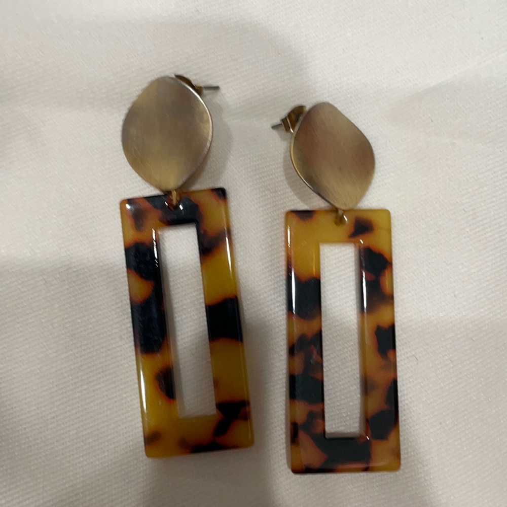 Gold and tortious shell earrings.